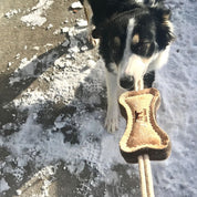 Juguete Hueso de Cuero Natural con Lana y Cuerda 🦴, ideal para juegos de tirar. Seguro, duradero y contribuye a la salud dental de perros pequeños.