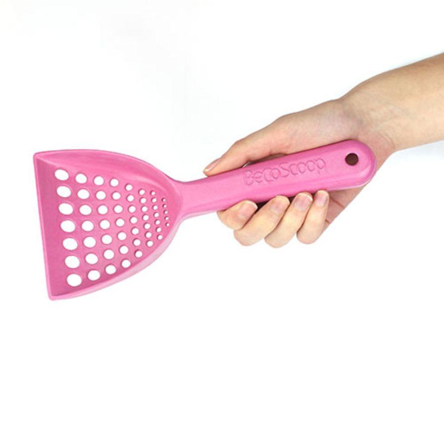 Pala Arenero Beco Rosado, hecha de materiales renovables como bambú y cáscara de arroz. Resistente, duradera y fácil de limpiar, ideal para el arenero de tu gato.