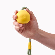 Pelota para Lanzar de Goma Natural Beco 🐾, con cuerda reciclada y aroma a vainilla. Resistente y perfecta para juegos interactivos. Colores amarillo y naranja.