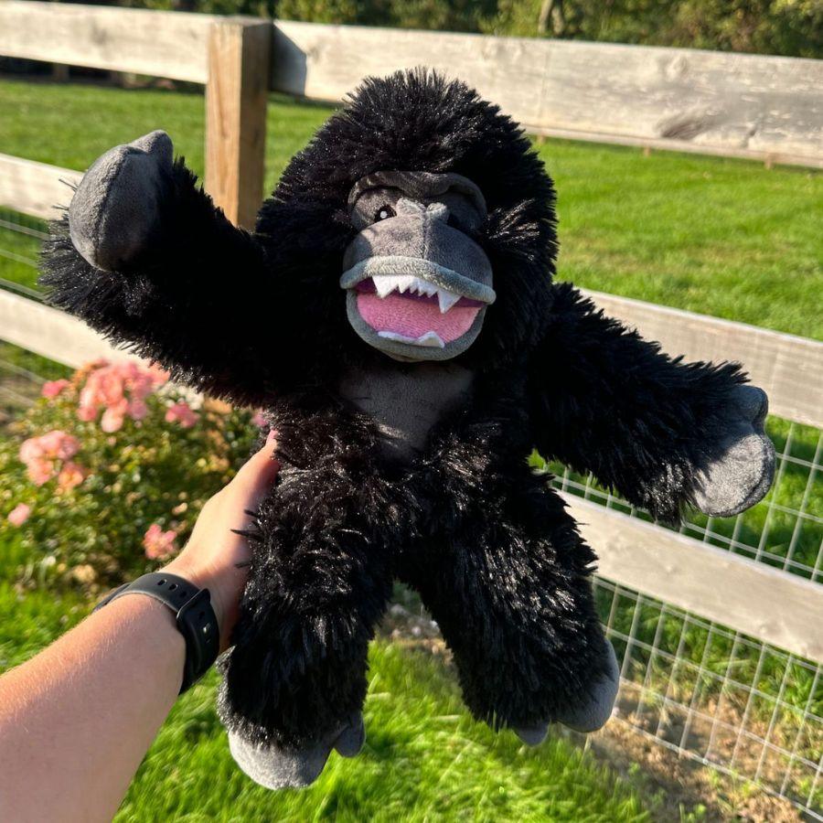 Peluche Gorila con Sonido 🦍, con crinkle y squeaker, hecho de materiales duraderos y reciclados, ideal para juegos y momentos de acurrucarse.