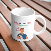 Celebra a los papás gatunos con nuestras tazas exclusivas. Diseños únicos y frases divertidas para comenzar el día con amor. ¡El regalo perfecto para amantes de los gatos!🎁