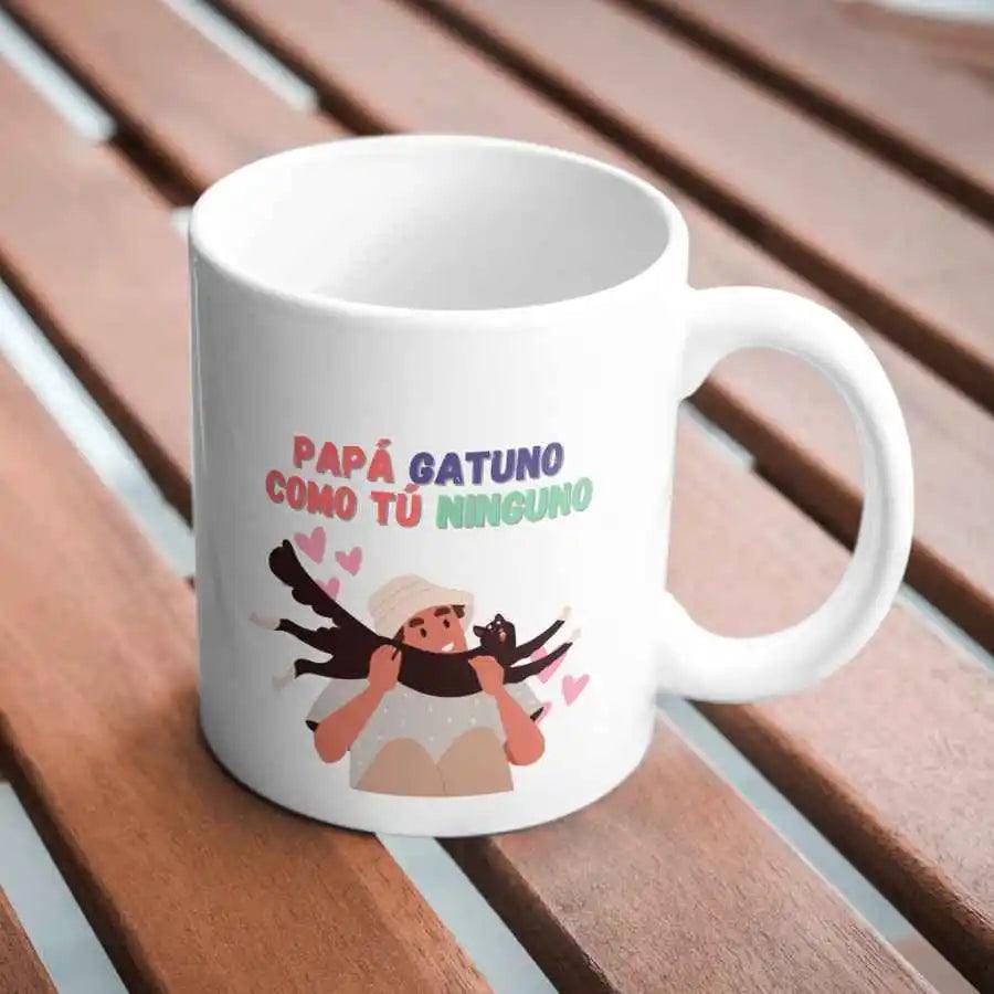 Celebra a los papás gatunos con nuestras tazas exclusivas. Diseños únicos y frases divertidas para comenzar el día con amor. ¡El regalo perfecto para amantes de los gatos!🎁