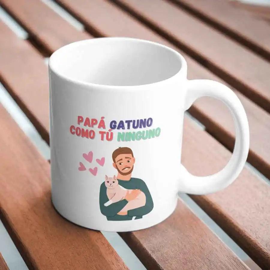 Celebra a los papás gatunos con nuestras tazas exclusivas. Diseños únicos y frases divertidas para comenzar el día con amor. ¡El regalo perfecto para amantes de los gatos!🎁