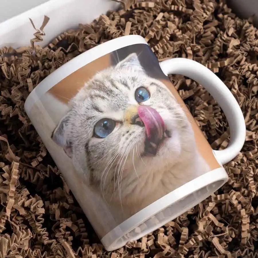 Taza Personalizada con Foto de Mascota ❤️: Inmortaliza a tu peludito en una taza para acompañarte cada mañana. Ideal para regalar 🎁. Envía tu foto favorita, producción en 2 días hábiles. Tamaño 320 ml, diámetro 26 cm, alto 9.5 cm. ¡Un recuerdo especial! 🐶😺