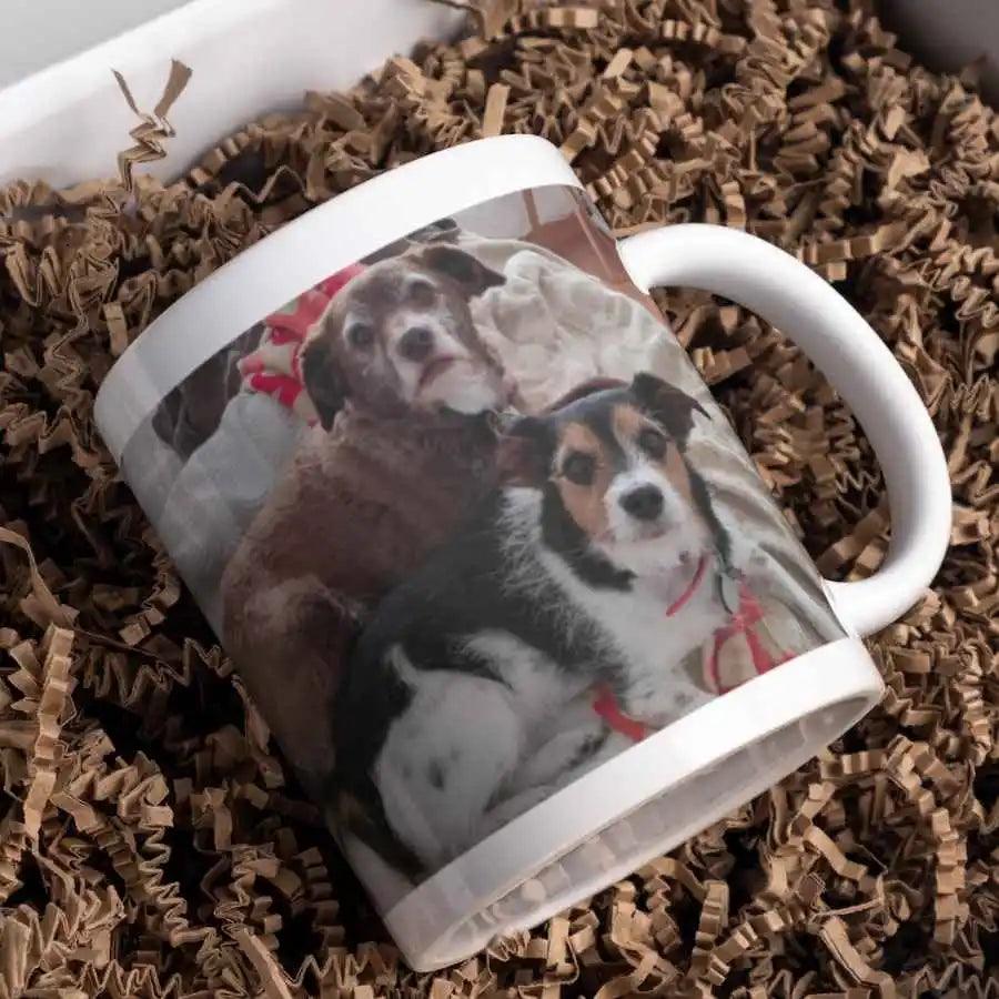 Taza Personalizada con Foto de Mascota ❤️: Inmortaliza a tu peludito en una taza para acompañarte cada mañana. Ideal para regalar 🎁. Envía tu foto favorita, producción en 2 días hábiles. Tamaño 320 ml, diámetro 26 cm, alto 9.5 cm. ¡Un recuerdo especial! 🐶😺