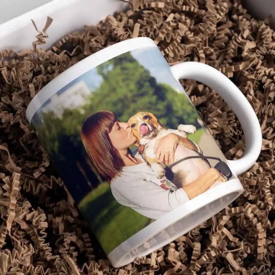 Taza Personalizada con Foto de Mascota ❤️: Inmortaliza a tu peludito en una taza para acompañarte cada mañana. Ideal para regalar 🎁. Envía tu foto favorita, producción en 2 días hábiles. Tamaño 320 ml, diámetro 26 cm, alto 9.5 cm. ¡Un recuerdo especial! 🐶😺