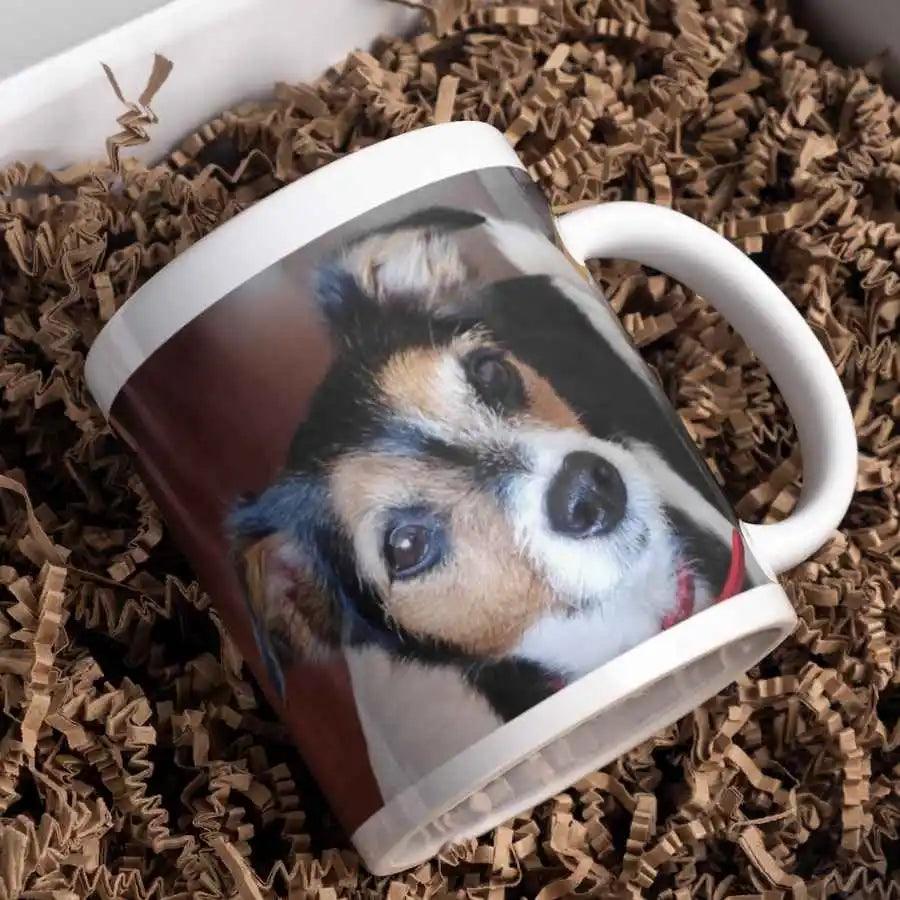 Taza Personalizada con Foto de Mascota ❤️: Inmortaliza a tu peludito en una taza para acompañarte cada mañana. Ideal para regalar 🎁. Envía tu foto favorita, producción en 2 días hábiles. Tamaño 320 ml, diámetro 26 cm, alto 9.5 cm. ¡Un recuerdo especial! 🐶😺